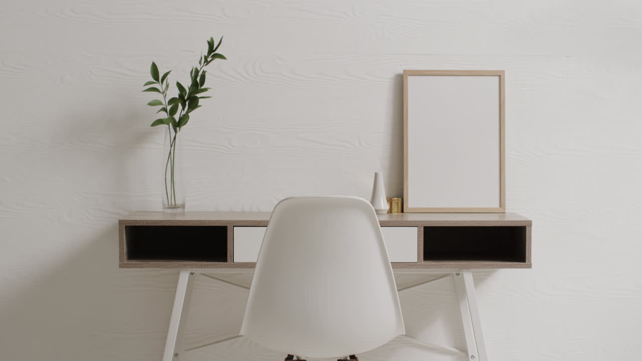 marco de madera con espacio de copia en fondo blanco con planta en el escritorio contra la pared blanca