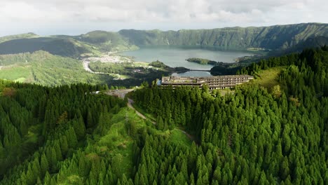 Antena-Push-in-Hotel-Monte-Palace-Con-Laguna-De-Las-Siete-Ciudades-Telón-De-Fondo-Azores