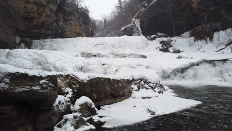 Willow-river-state-park-in-Wisconsin,-water-falls-snow-in-winter-time