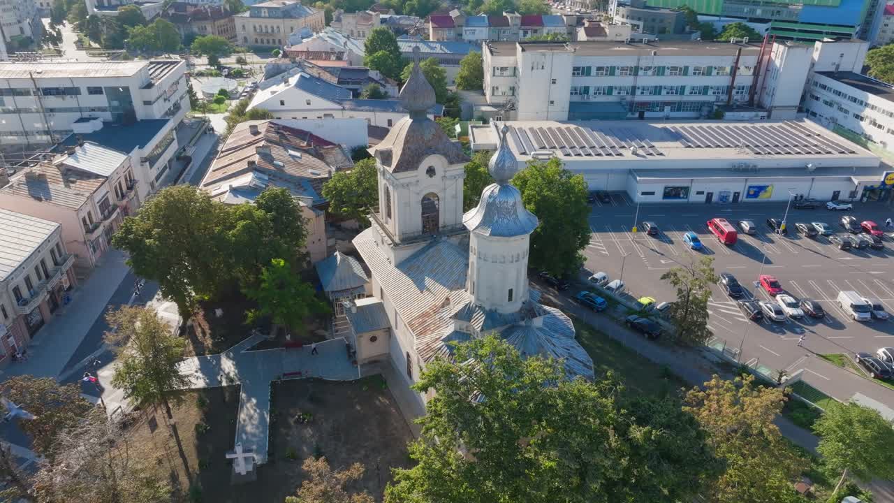 Dronekredsløb over kirkepladsen og haverne ved Uspenia Kirke. Botoșani, Rumænien