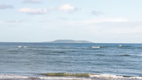 Malahide-Beach-An-Einem-Sonnigen-Tag-Mit-Der-Insel-Lambay-In-Der-Ferne,-Irland