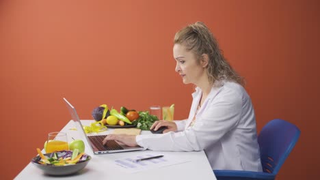 dietista preparando un plan de dieta en su computadora portátil.