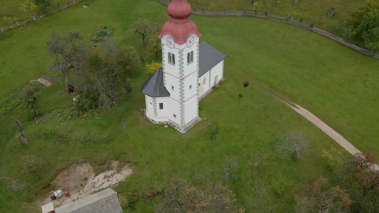 St.-Stephans-Kirche von oben gesehen, Herbstbäume und Bergblick, Kupljenik