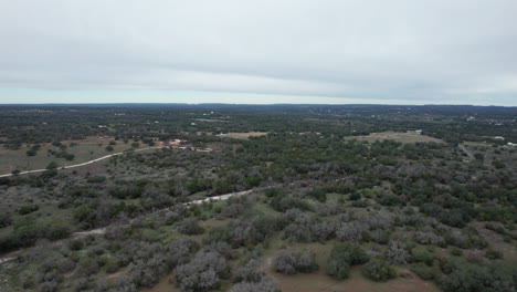 Toma-Aérea-Sobre-Un-Paisaje-Central-De-Texas,-Región-Montañosa,-Plataforma-Rodante-Hacia-Adelante