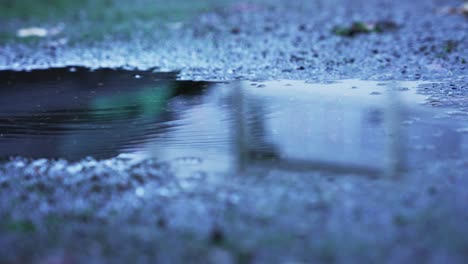 Varias-Gotas-De-Agua-Pequeñas-Cayendo-En-Un-Charco-Sobre-El-Hormigón