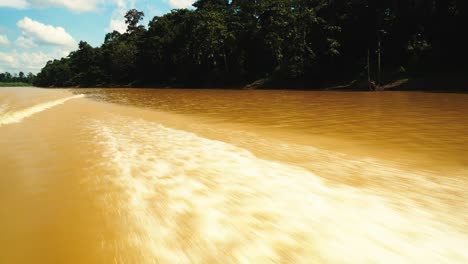 Blick-Vom-Schnellboot,-Das-Schnell-Und-Ganz-In-Der-Nähe-Des-Wassers-Auf-Dem-Kinabatangan-Fluss-In-Malaysia-Navigiert