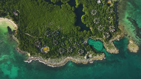 Vista-Aérea-Sobre-La-Costa-De-La-Soleada-Xpu-ha,-México---De-Arriba-Hacia-Abajo,-Disparo-De-Drones