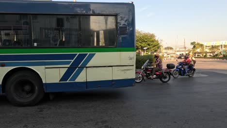 conducción de autobuses de transporte público en el área de la estación