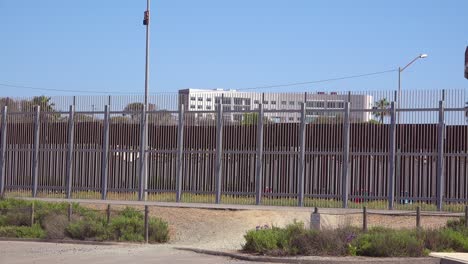 Un-Vehículo-De-La-Patrulla-Fronteriza-Pasa-Frente-Al-Muro-Fronterizo-Entre-San-Diego-Y-Tijuana