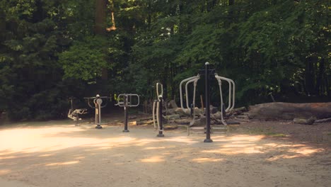 Outdoor-Fitnessgeräte-Im-Park-In-Brüssel,-Belgien