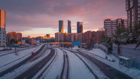 Zeitraffer-Der-Skyline-Von-Madrid-Während-Des-Schneebedeckten-Sonnenuntergangs-Während-Eines-Großen-Schneesturms-Im-Januar-2021-In-Madrid,-Spanien