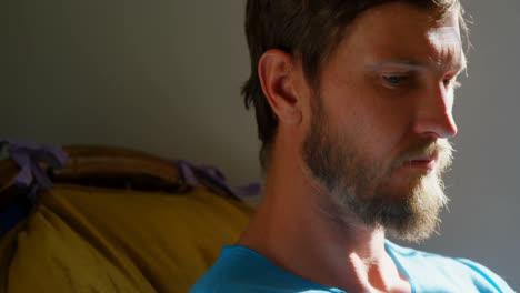 hombre con barba en casa 4k