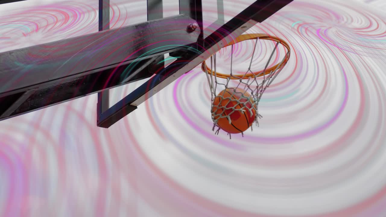 Braccio di un uomo adulto che alza un pallone da basket verso il canestro, la palla che tocca il bordo e cade attraverso la retina, segnando un punto
