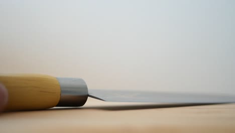 primer plano de un cuchillo de cocina afilado
