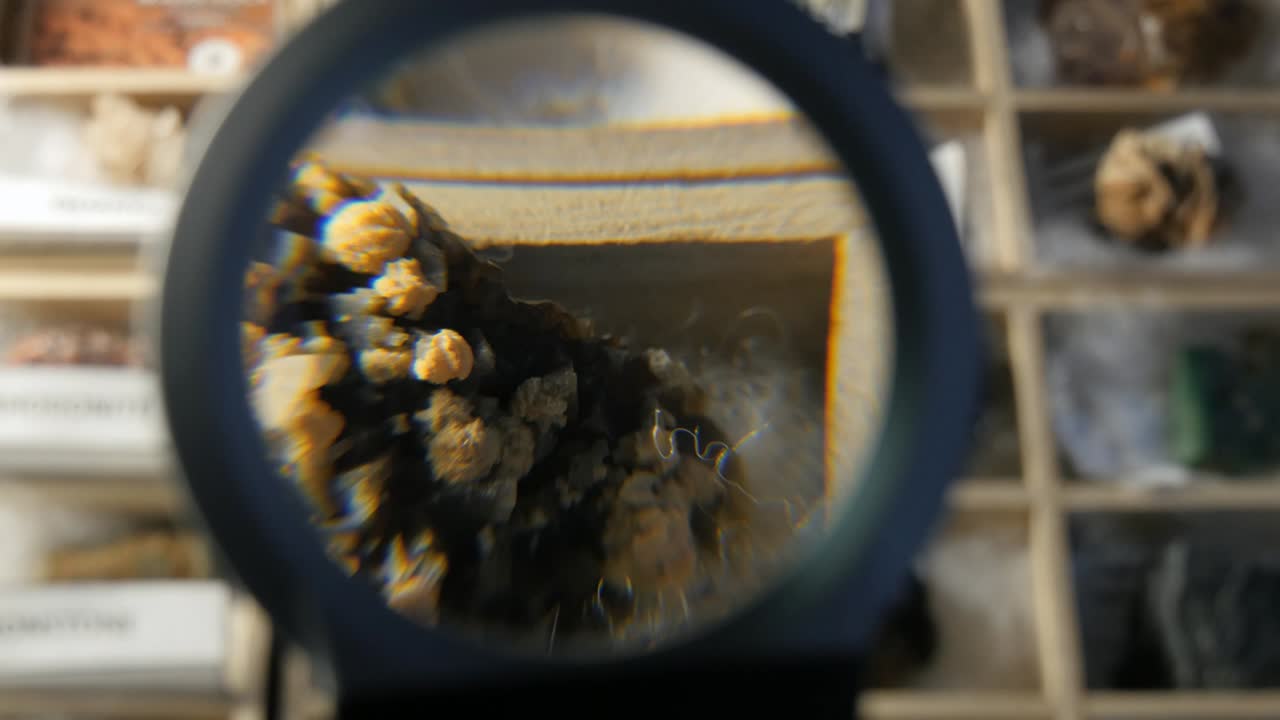 colección de rocas minerales bajo lupa de geólogo