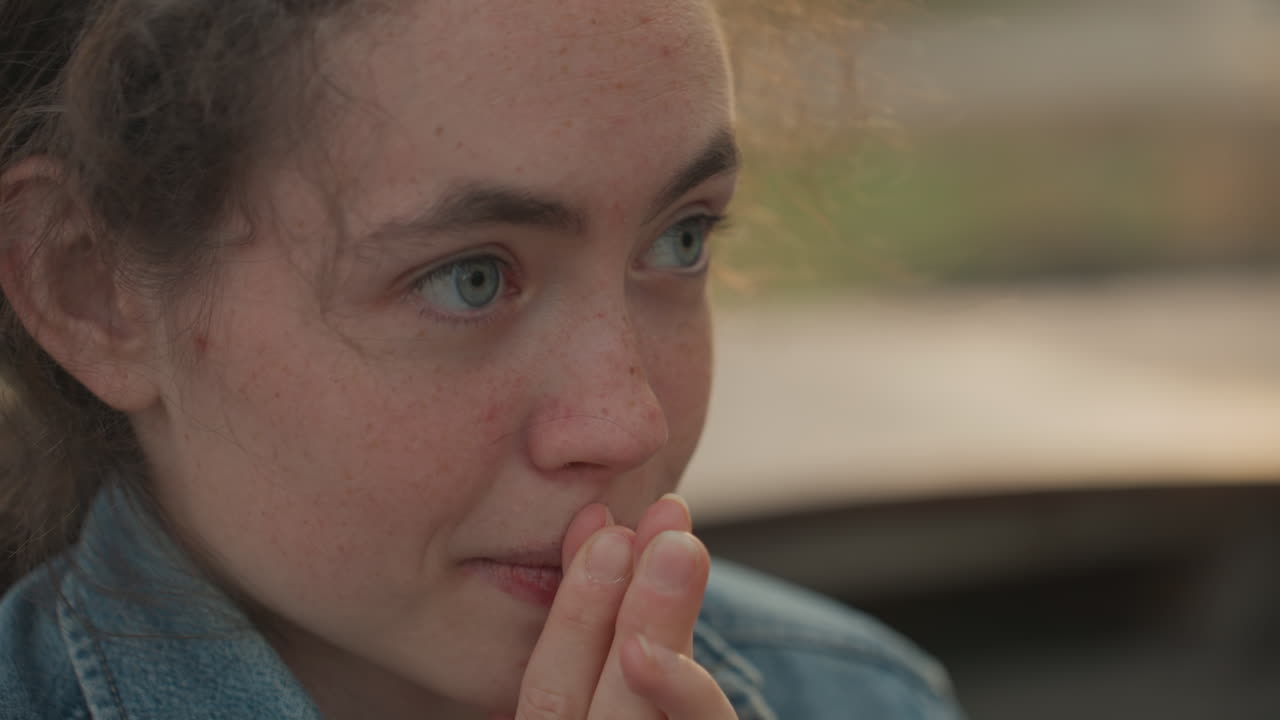 Giovane donna prova i voti da sola. Prepara in silenzio i voti nuziali durante momenti di solitudine nel parco serale. Giovane donna in denim prova in silenzio i suoi voti nuziali in un parco tranquillo al crepuscolo.