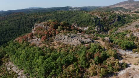 Antiguo-Santuario-Tracio-Harman-Kaya-Con-Follaje-Otoñal-En-La-Montaña-Ródope,-Bulgaria