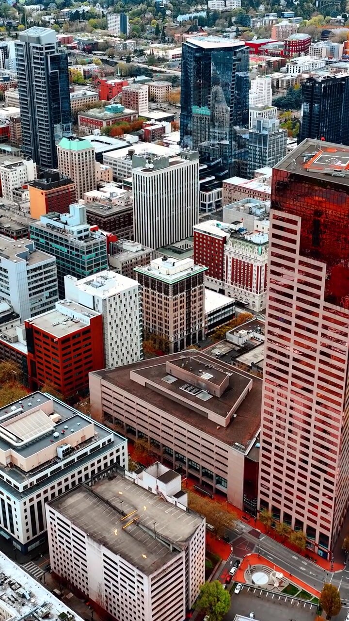 Arquitetura Variada no Panorama da Portland Contemporânea, Oregon, EUA. Drone Descendo Sobre a Área Urbana Durante o Dia. Vídeo Vertical
