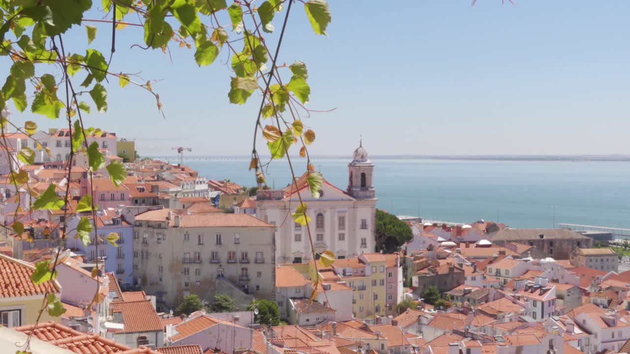 Una vista dello storico quartiere di Alfama di Lisbona in una soleggiata giornata estiva da Portas do Sol