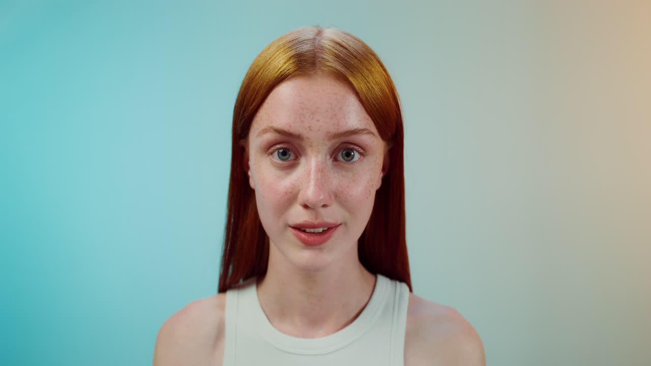 얼굴 마스크를 착용하는 여성