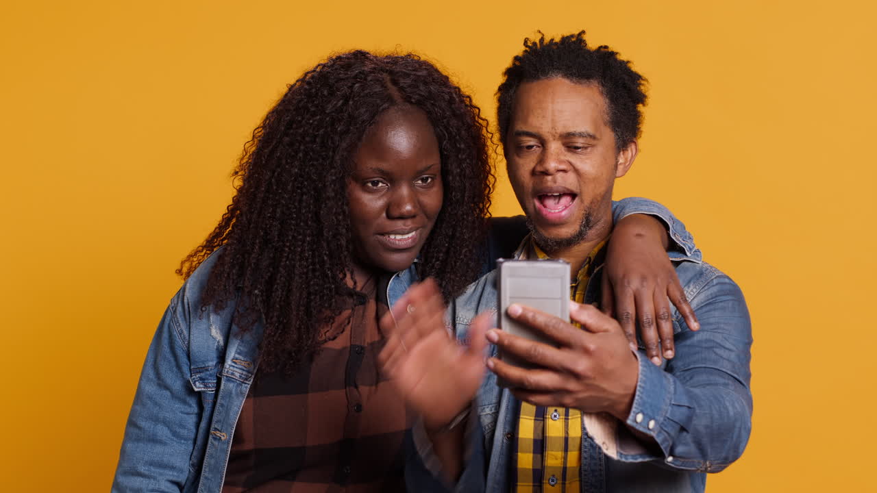 personas casadas hablando con su familia en videoconferencia en línea usando teléfonos inteligentes