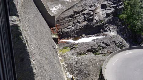 tubería de salida de fondo de bajo nivel de la revista de agua storefossen en noruega - cumplimiento de las normas de flujo mínimo de agua por razones ambientales