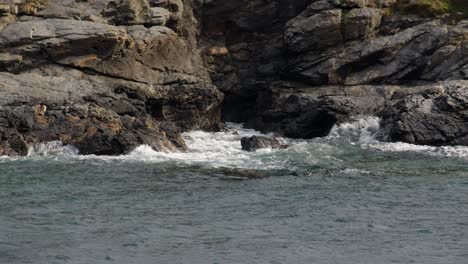 Olas-Rompiendo-Sobre-Las-Rocas-En-Bessy&#39;s-Cove,-El-Monumento-Enys-By-Hms-Warspite