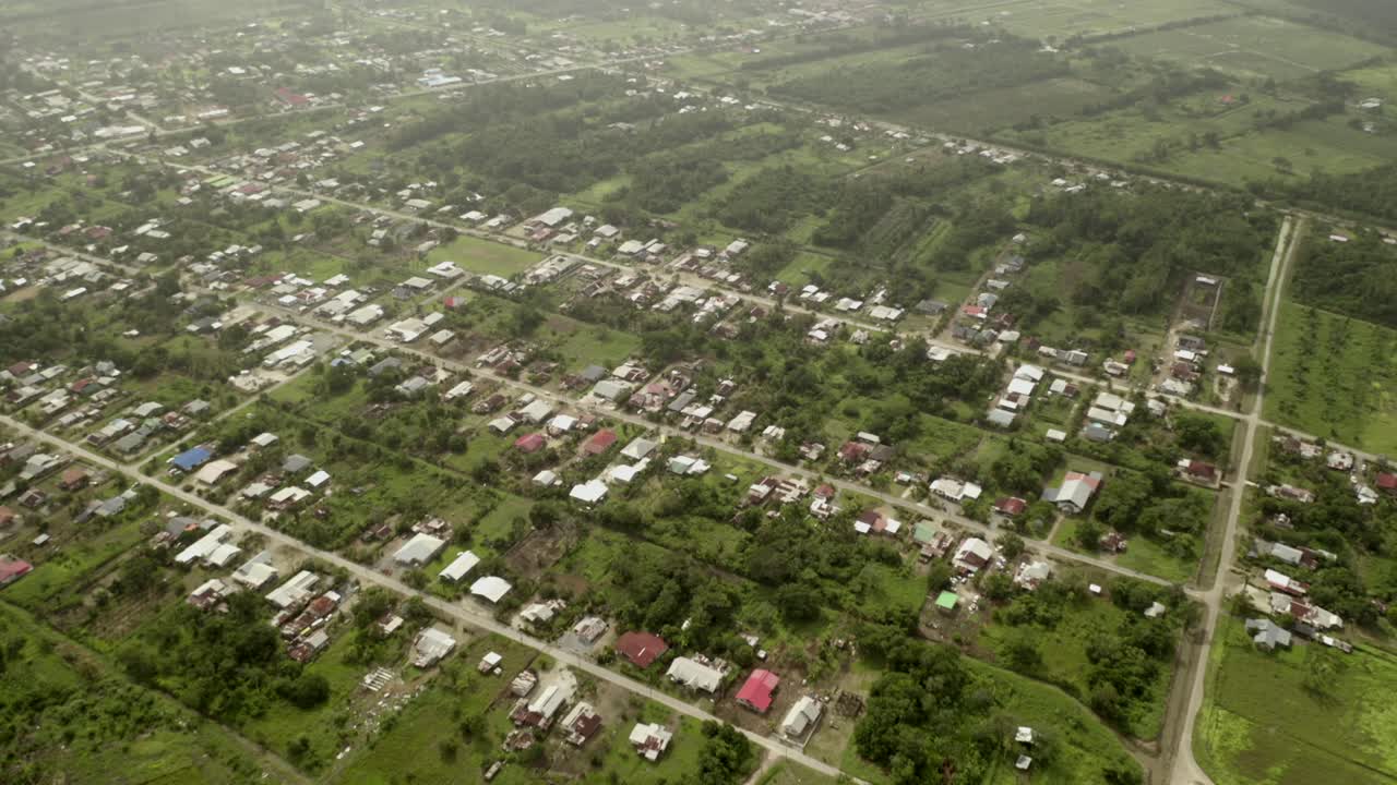 área suburbana remota en el paisaje rural de java, vista aérea