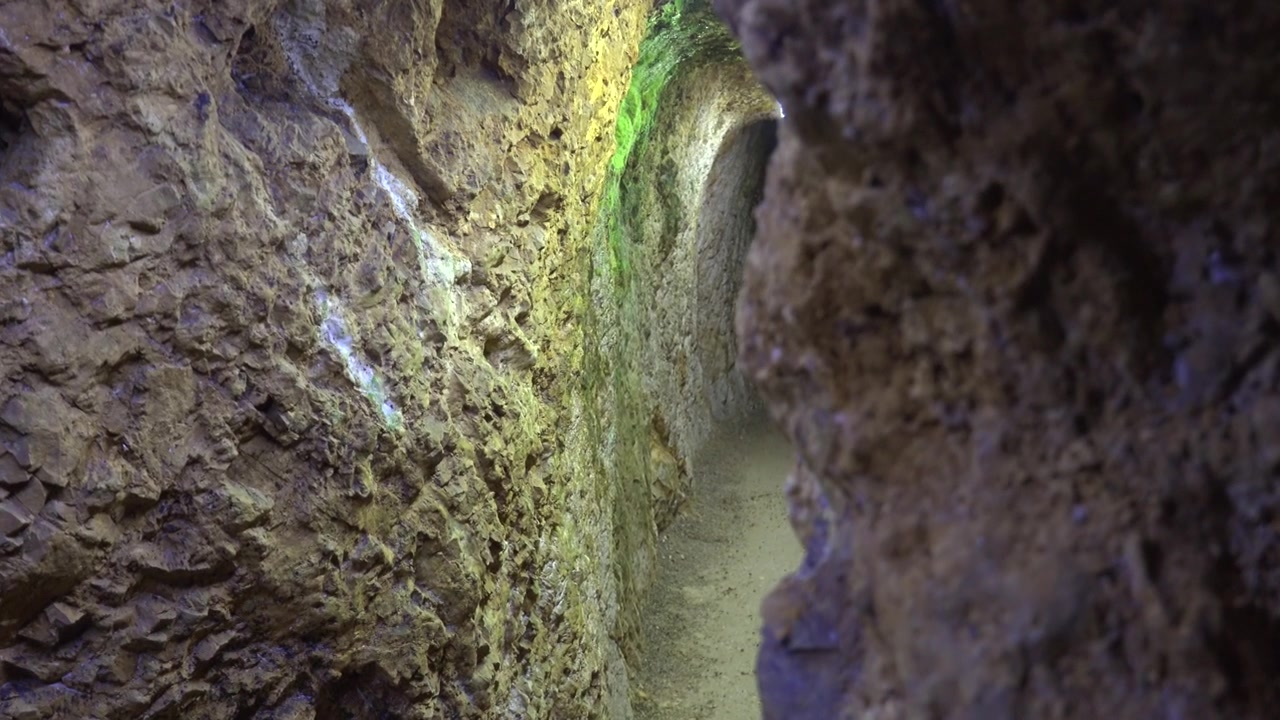 Passagem Estreita Dentro de um Túnel de Caverna Rochosa