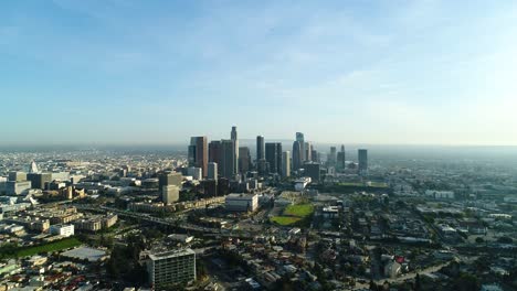 vista aérea ascendente de los rascacielos de los ángeles desde el extremo norte de la ciudad, alrededor de 2018