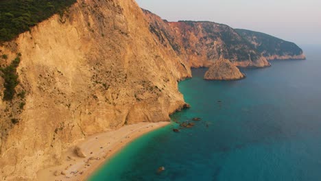 Vista-Aérea-A-Lo-Largo-De-Los-Altos-Acantilados-De-La-Costa-En-La-Playa-De-Porto-Katsiki-En-La-Isla-De-Lefkada,-Grecia