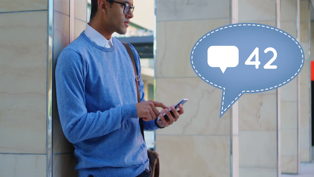 estudiante de collage comprobando sus mensajes 4k