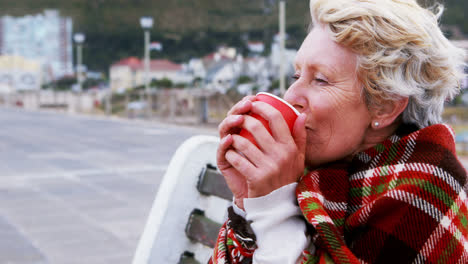 Mujer-Mayor-Tomando-Café