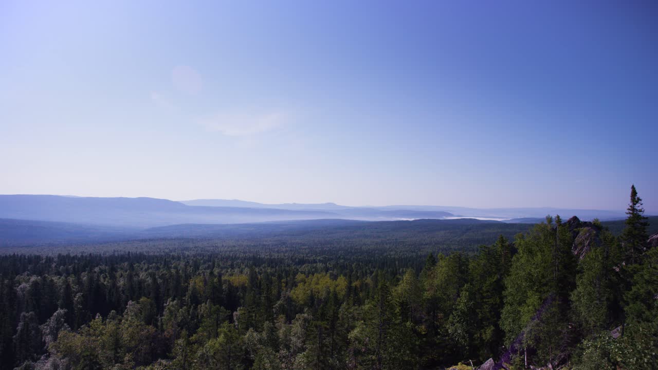 산악 숲 풍경과 안개 계곡