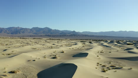 drone, imágenes aéreas volando, dunas de arena vacías, secas y calientes en el desierto