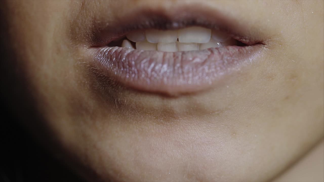 primer plano de los labios y la boca de una mujer