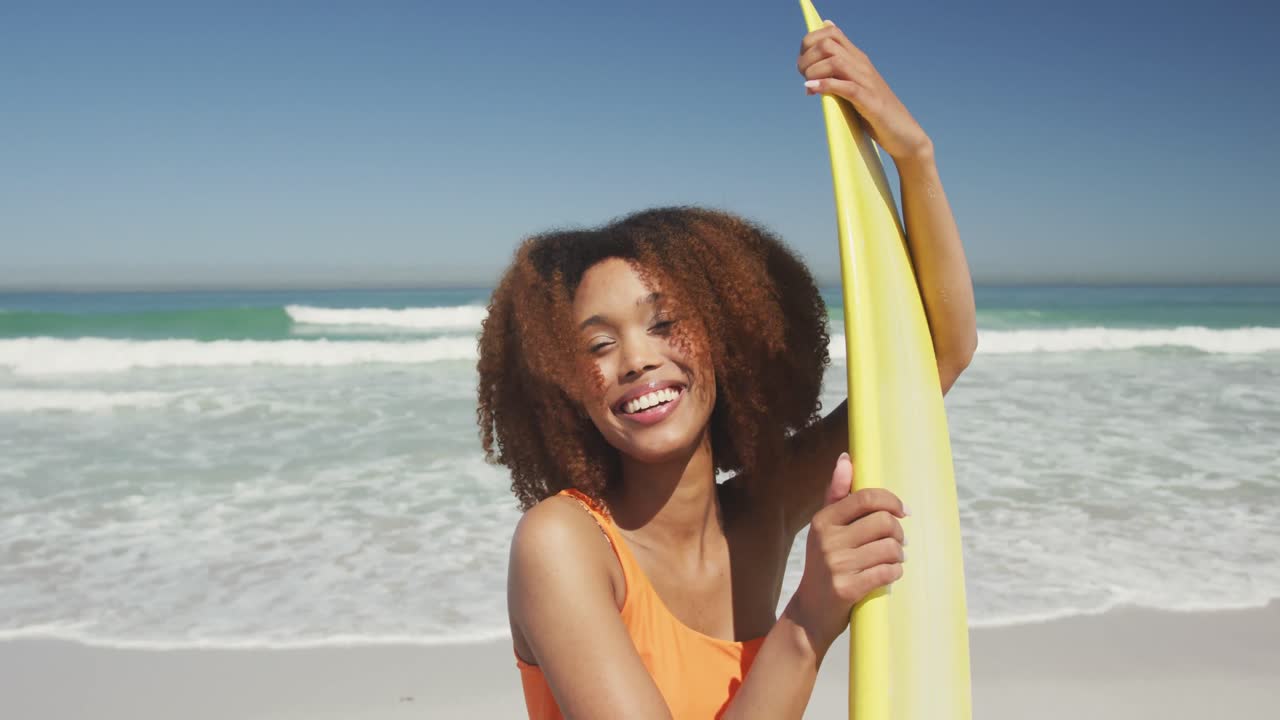 Mulher afro-americana segurando sua prancha de surfe