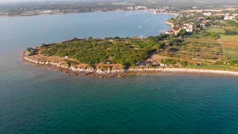 tiro hacia atrás sobre una península de bordes ásperos y una pequeña bahía