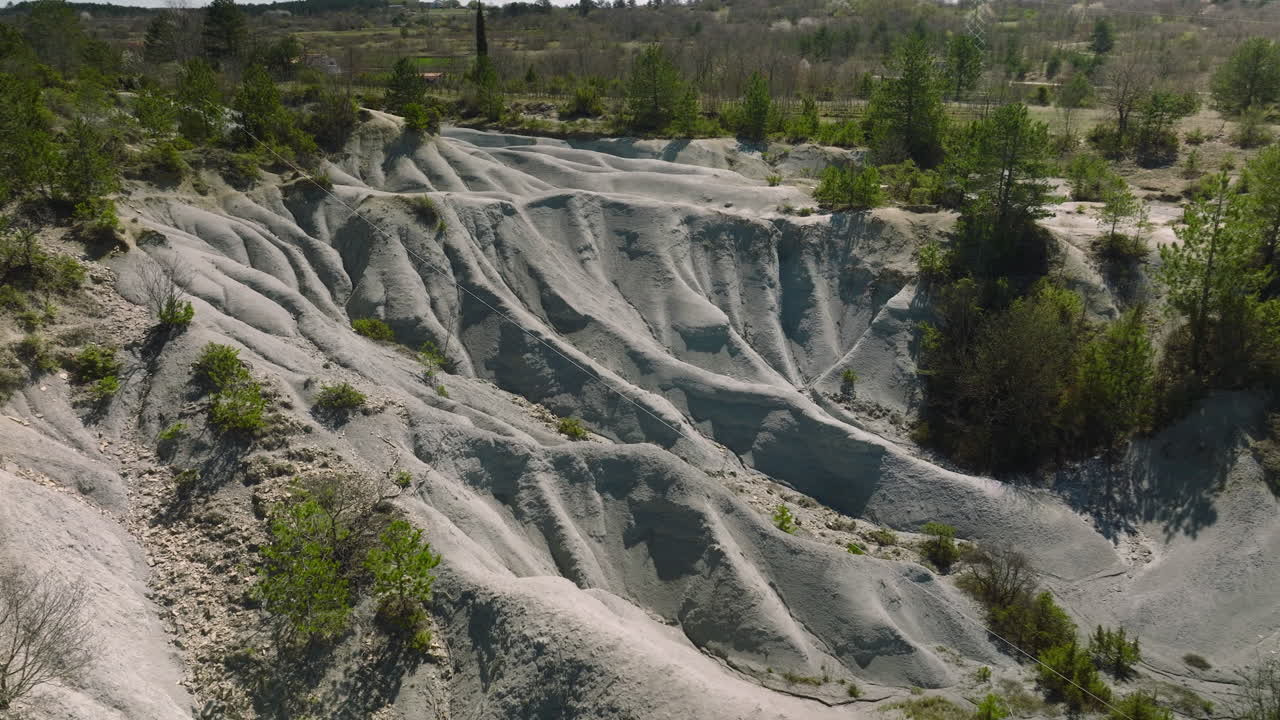 dunas de marga con pocas plantas en crecimiento en el paisaje desértico de istria, cerca de la ciudad de groznjan, istria, croacia