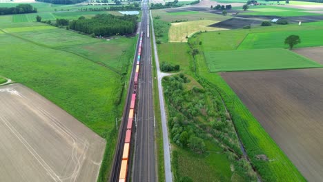 Tren-De-Carga-Y-Pasajeros,-Vista-Aérea-4k