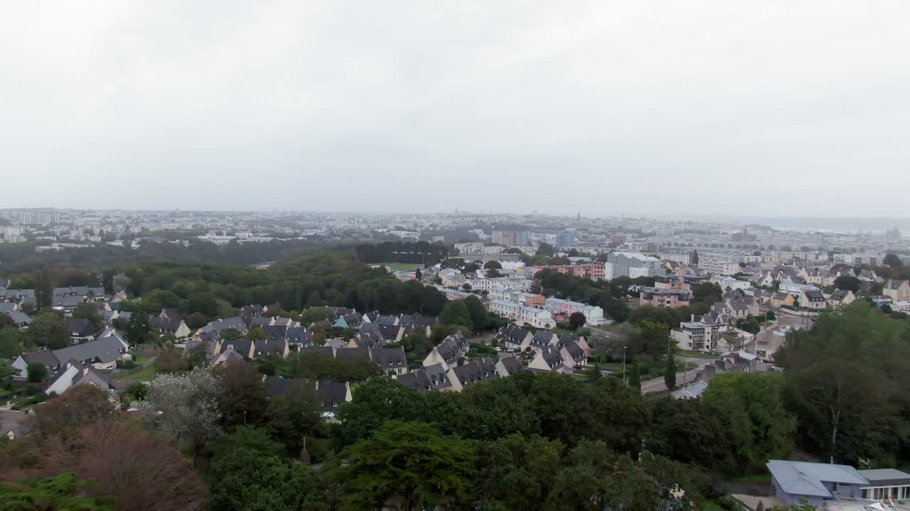 가을 오후 에 프랑스 의 브레스트 시 의 도시 지역 을 보여 주는 항공 사진