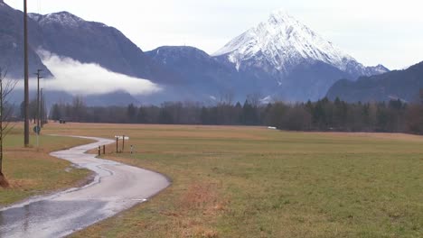 Eine-Straße-Wandert-In-Alpines-Gelände