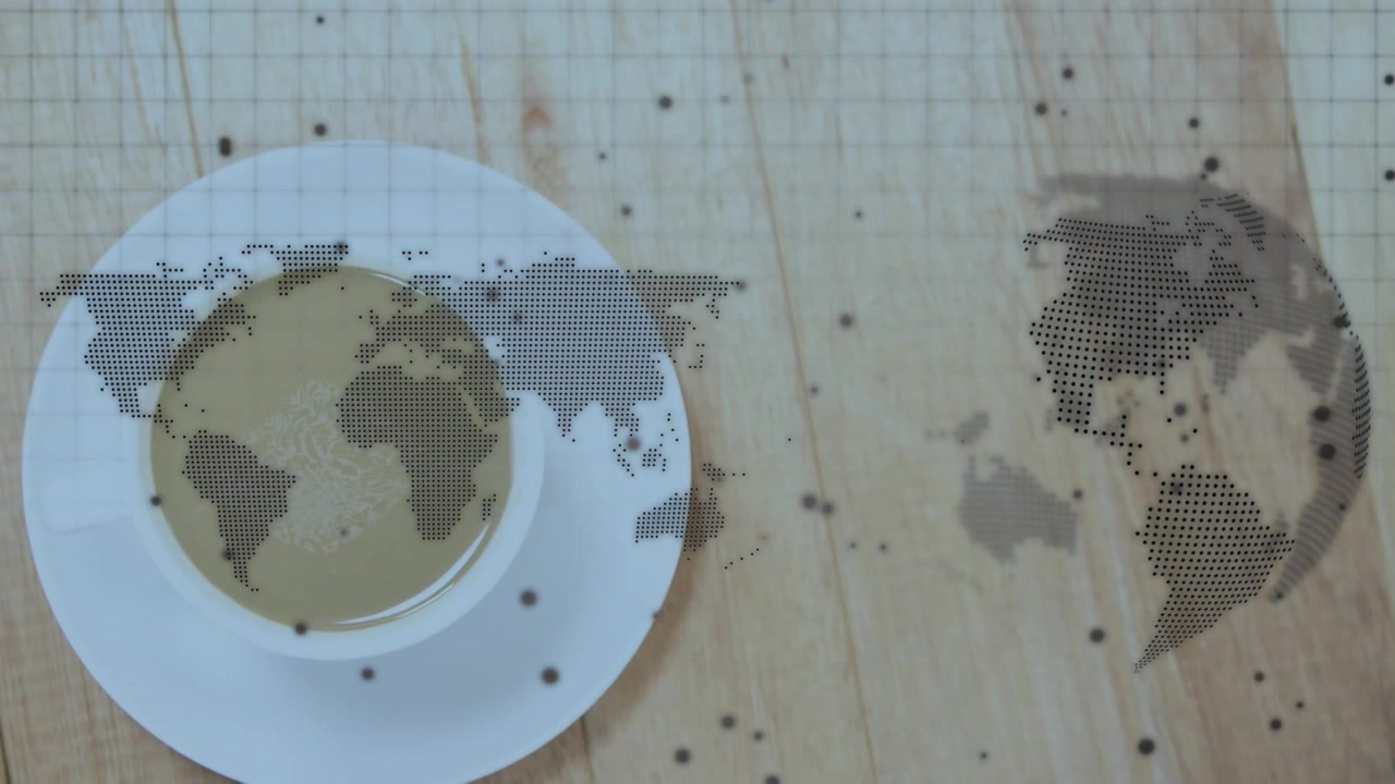 Globo terráqueo giratorio y mapa mundial con procesamiento de datos sobre un primer plano de una taza de café en una superficie de madera.