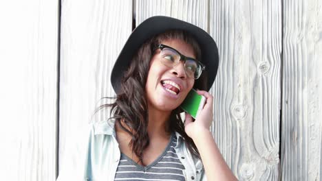 una mujer hipster sonriente llamando