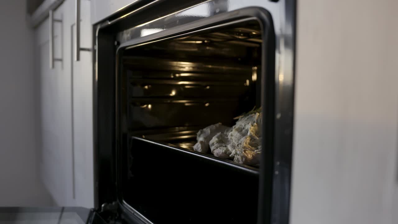 preparando un pollo asado en el horno