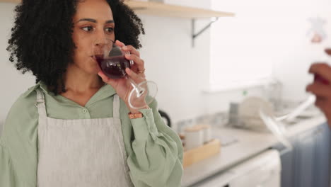 cocinar, beber vino y relajarse con una pareja negra