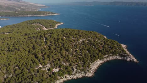 Toma-Aérea-De-Una-Playa-Salvaje-En-Brac,-Croacia-Durante-El-Verano