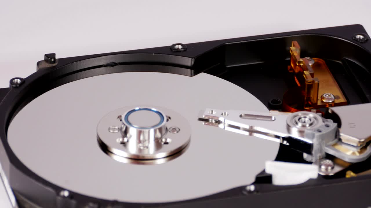 tres hdd con diferentes detalles