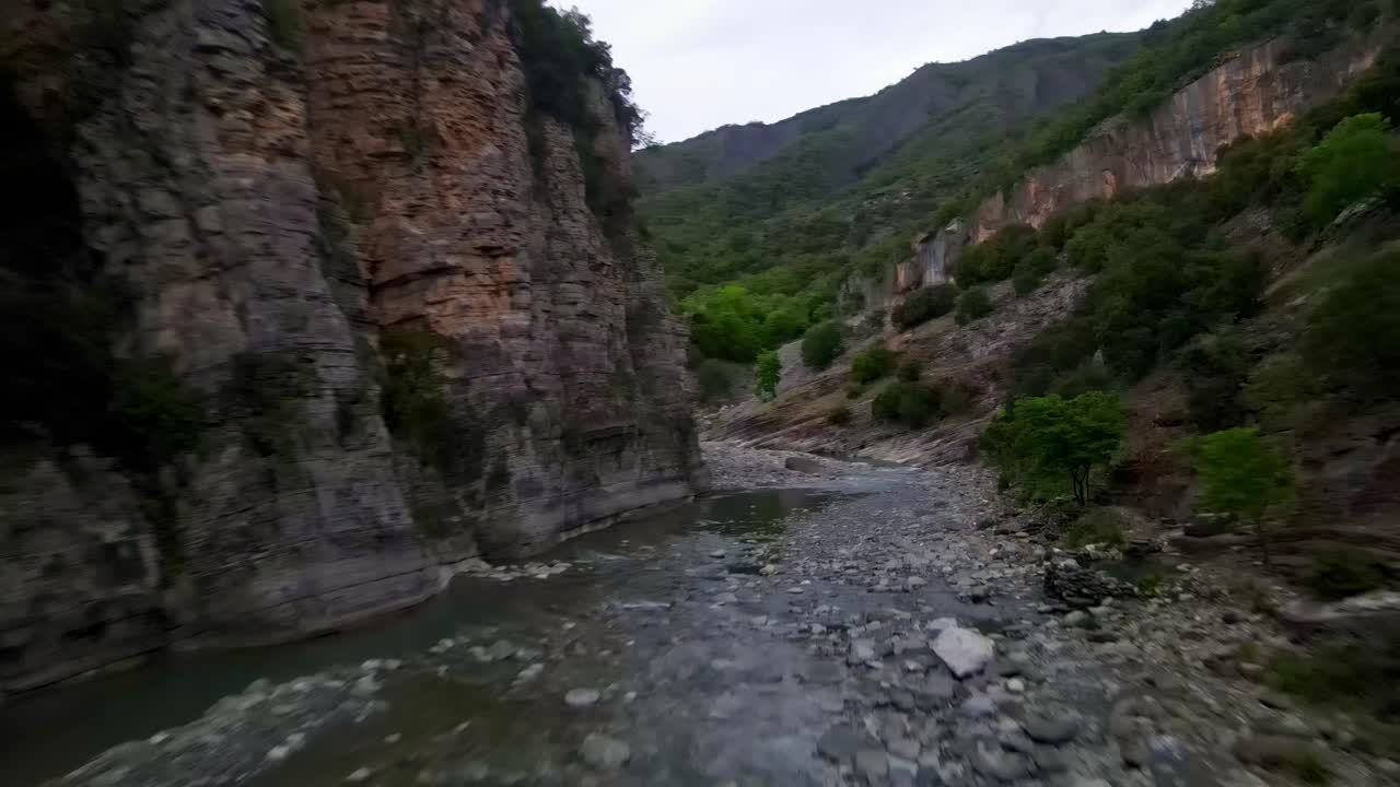lecho del río entre las rocas
