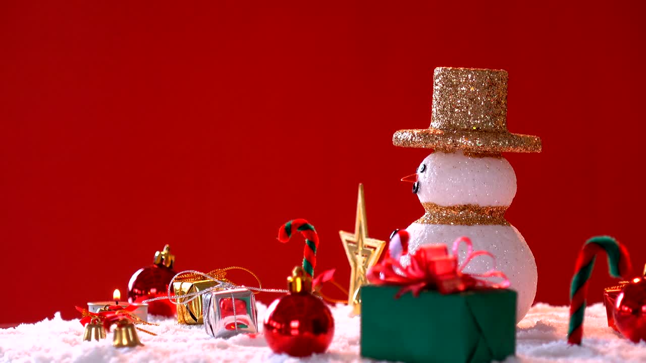 스노우맨과 선물 상자 장식은 새해 또는 크리스마스 휴가 국제에 눈에.